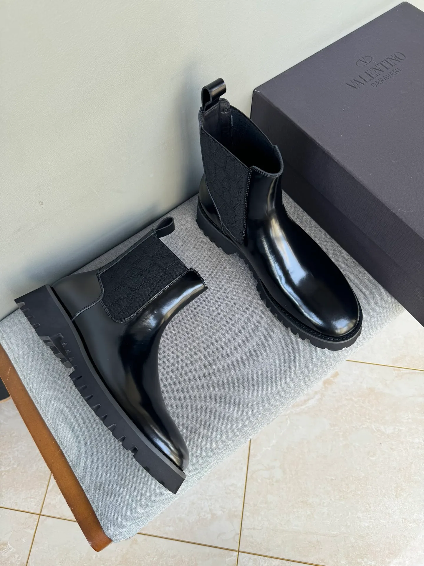 [Valentino] Top P: 1000💰 Size: Men 39-44 (45 customized) Valentino VLTN casual shoes 2025 latest winter series, original 1:1 development Casual men's leather shoes Made with heavy investment, shoes and boots are made of imported cowhide that is not easy to deform, black cowhide lining, original foam outsole, black open edge beads, black suede, brown suede Factory craftsmanship, perfect products are only prepared for you who know taste! Any comparison is welcome!